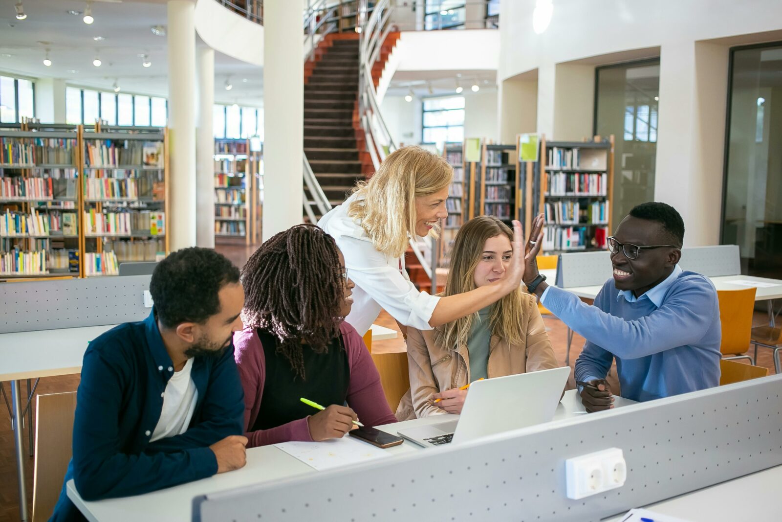 La dynamique de classe dans une méthode active passe avant tout par un mobilier scolaire modulable