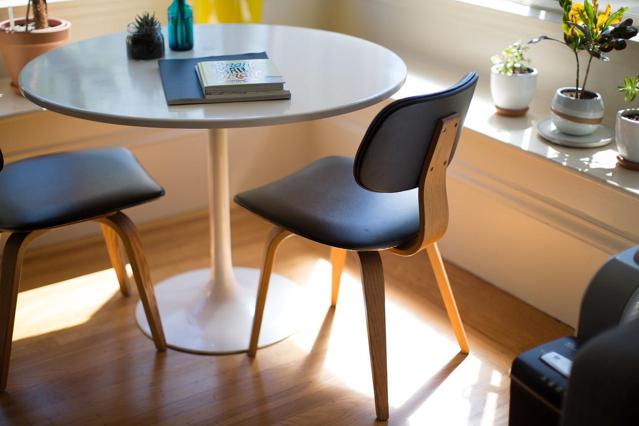 IA France propose son modèle de table écolier ronde et de chaises pour école maternelle