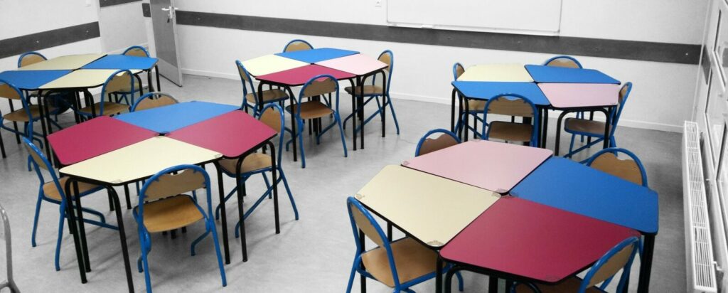 Tables scolaires modulables pour optimiser le travail de groupe