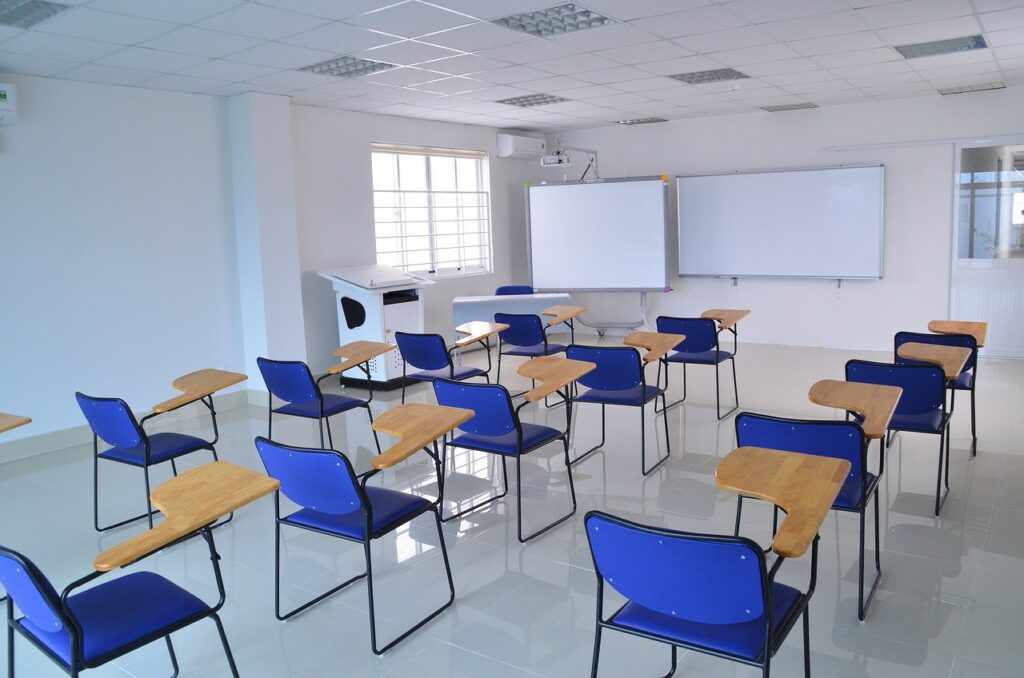 Du mobilier scolaire innovant pour classe flexible selon IA France