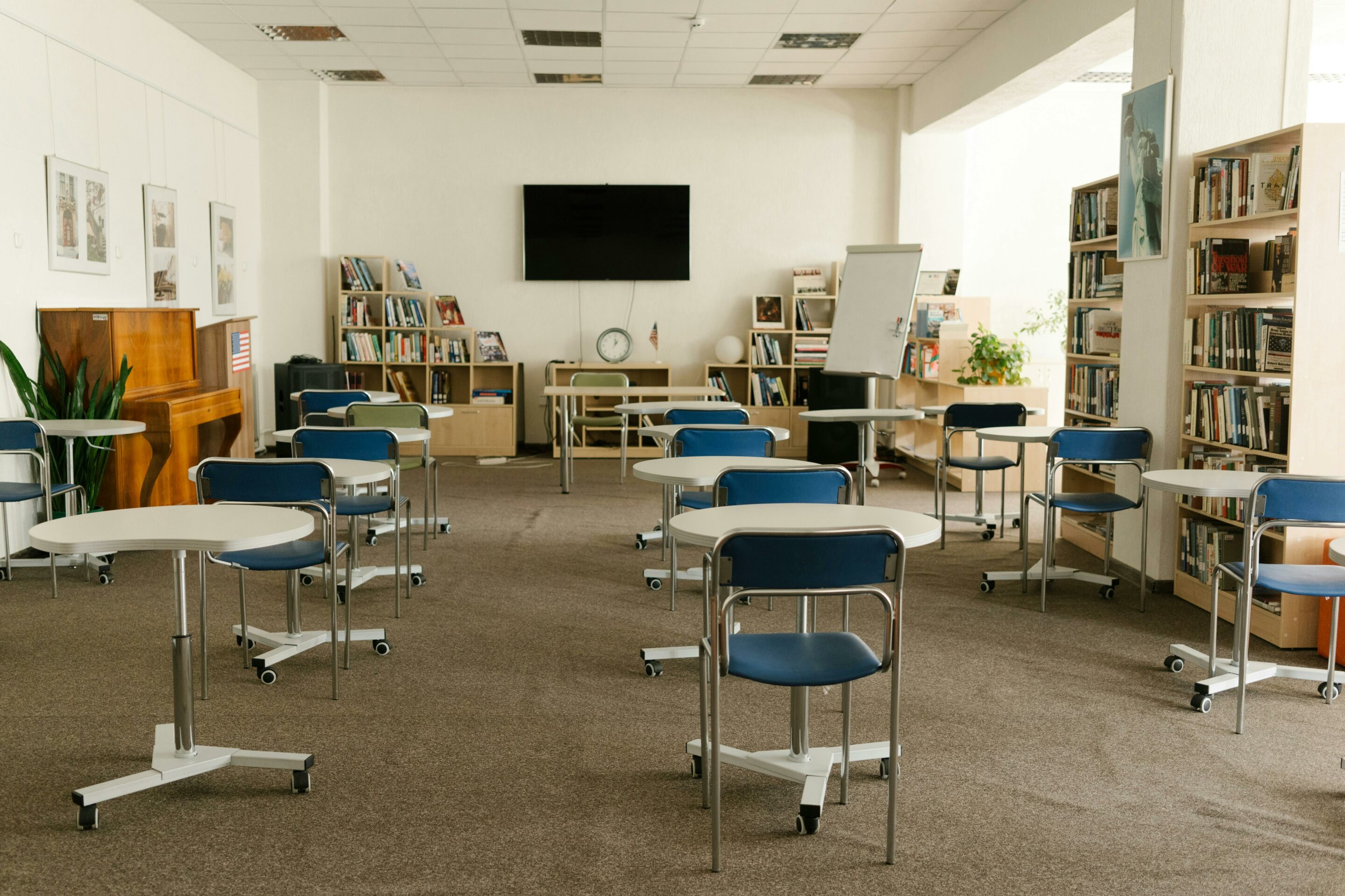 Tables sur roulettes flexibles et pliables pour établissement scolaire, by IA France