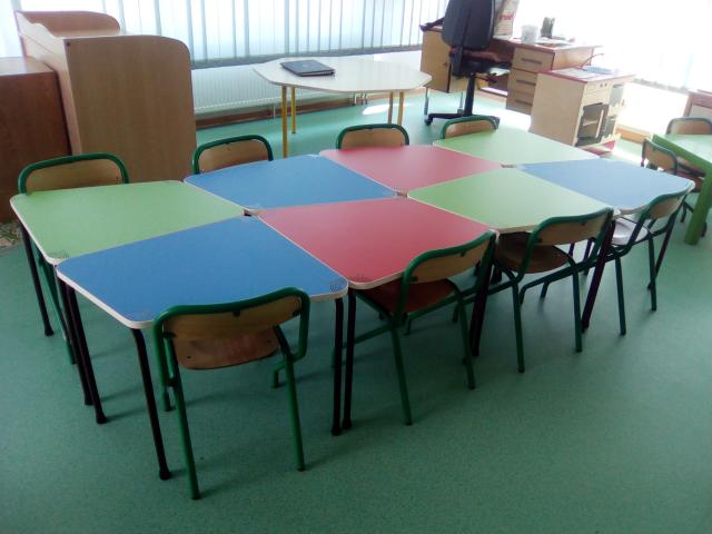 Tables d’école maternelle modulables pour classes primaires par IA France.