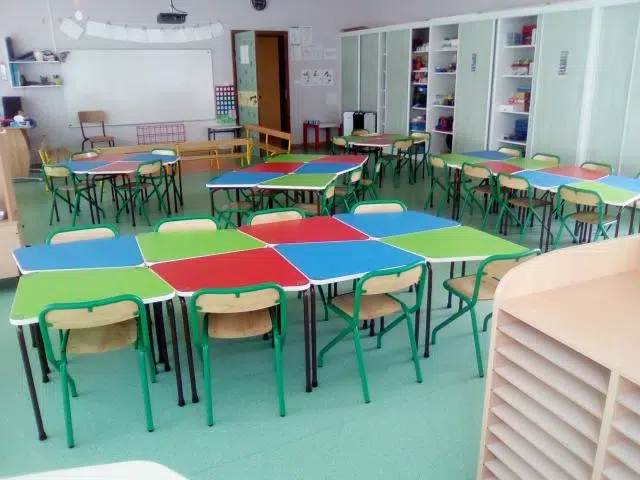 Des tables modulables design et dynamiques, idéales pour l’apprentissage actif en classe maternelle.