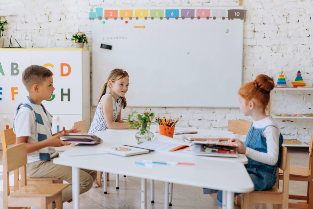 Le mobilier flexible favorise la concentration et l’attention des élèves en classe primaire.